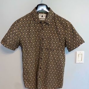 Denim and Flour, men’s short sleeve button down shirt with print, size small